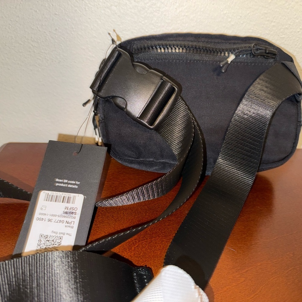 ✨ NWT Fabletics Black Belt Bag | Everywhere Crossbody Fanny Pack - Picture 5 of 5